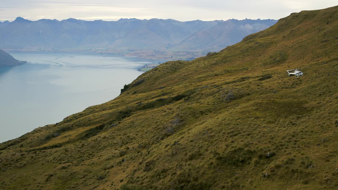 空中:风景拍摄的飞行直升机越过山河，无人机飞过绿色植物-奥克兰，新西兰视频素材