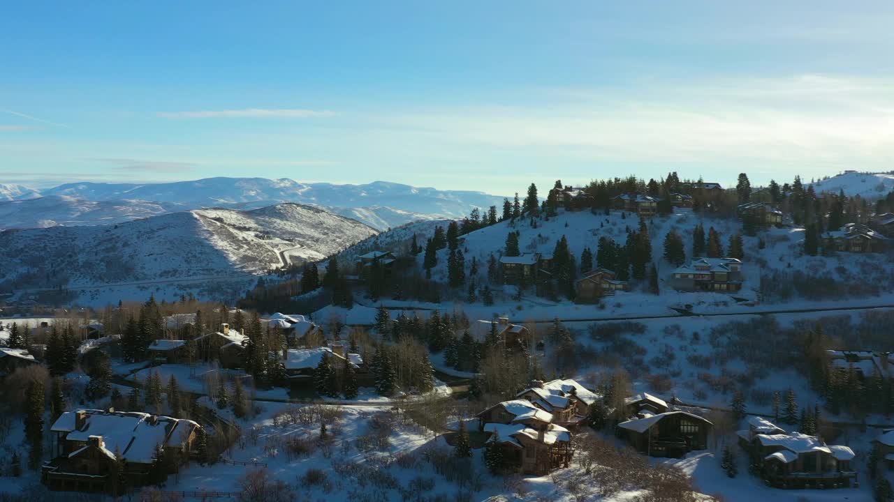 空中拍摄的住宅社区在一个雪山滑雪镇安静的街道和明亮的早晨阳光-帕克城，犹他州视频素材