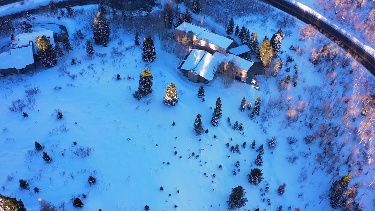 空中倾斜的住宅社区在一个雪山滑雪镇安静的街道和明亮的早晨阳光-帕克城，犹他州视频下载