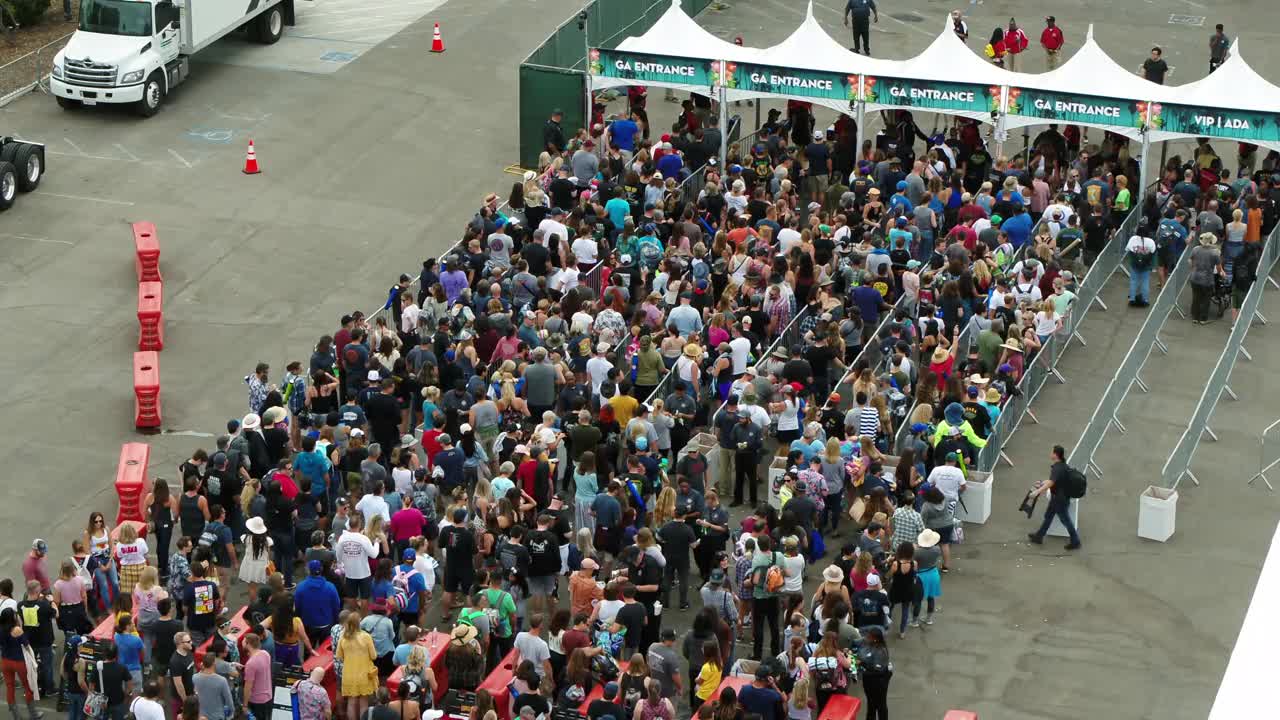 空中倾斜下在一个活动入口停车场的一大群人-达纳点，加利福尼亚视频下载