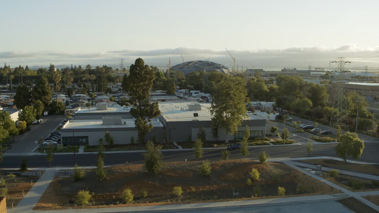 结构和汽车在谷歌和Nasa校园对天空-山景，加利福尼亚视频素材