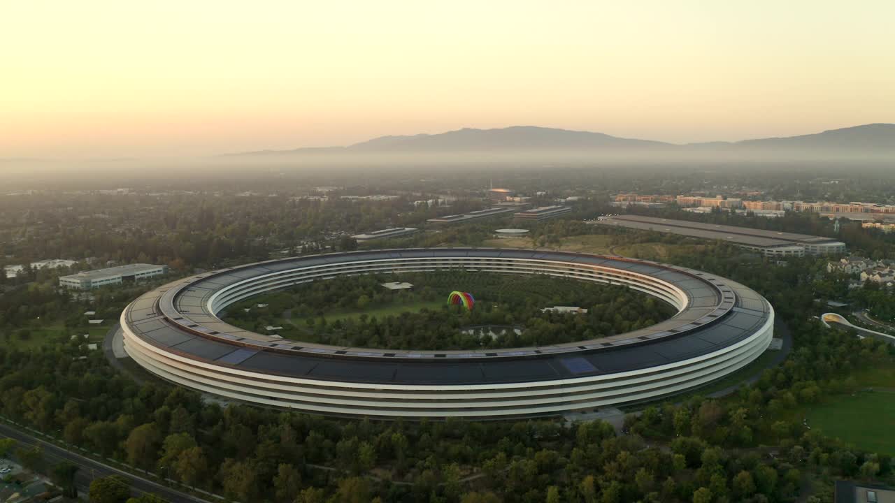 空中拍摄的苹果园区景观彩虹，无人机在建筑结构上方飞行-库比蒂诺，加州视频下载