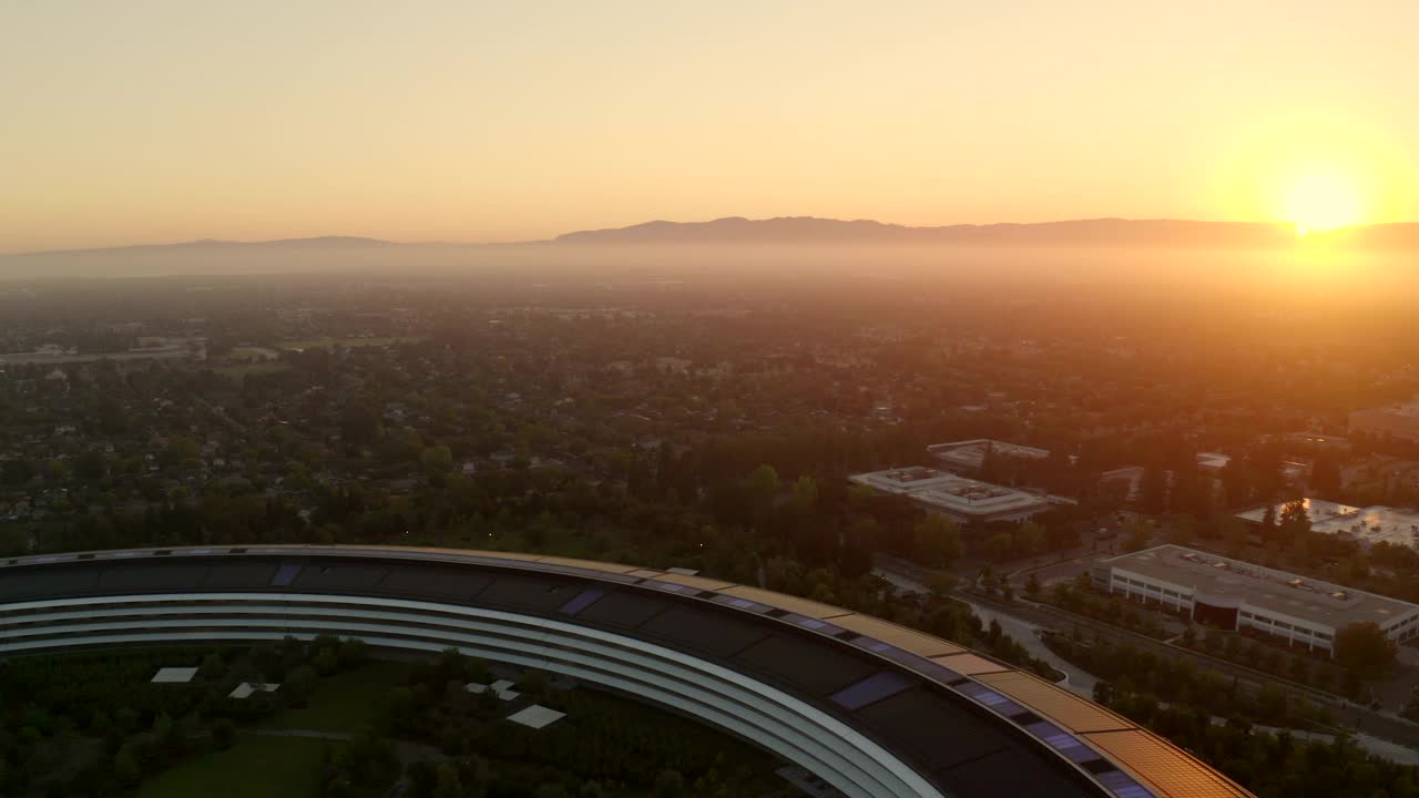 日落时分，俯瞰俯瞰苹果公园中建筑物的美景-加州库比蒂诺视频下载