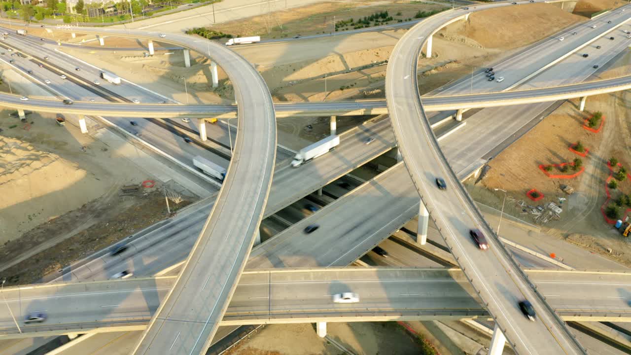 空中:锁定美丽的拍摄车辆和汽车在阳光下在高速公路上移动-安大略，加拿大视频下载