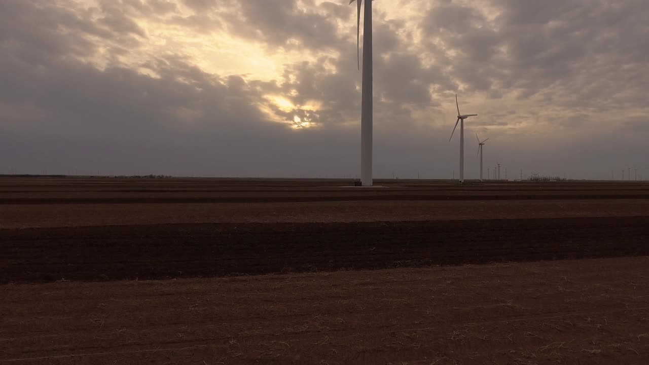 美国德克萨斯州斯奈德，日落时的风力涡轮机视频素材