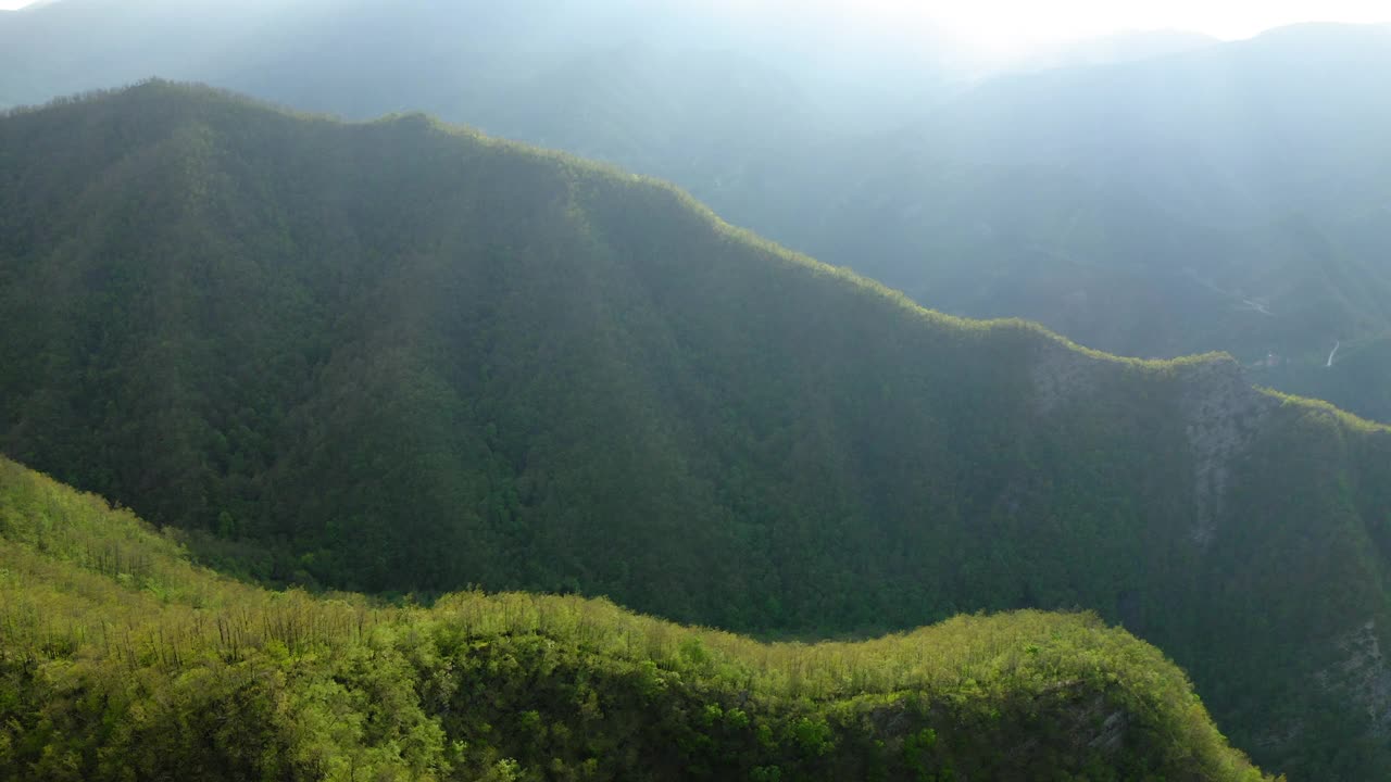 空中美丽的绿色亚平宁山脉，无人机飞行在森林-亚平宁山脉，意大利视频下载