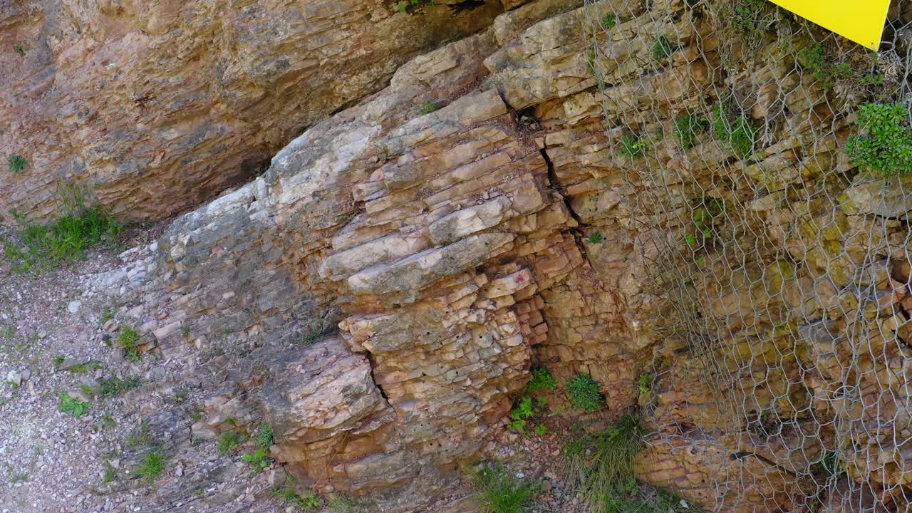 空中:天然岩石形成的景观与围栏-亚平宁山脉，意大利视频下载