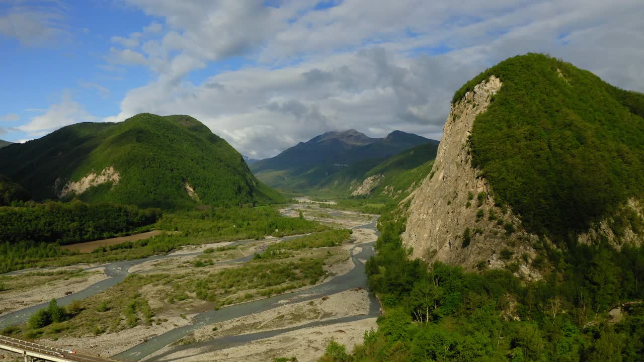 绿色山脉的空中美丽镜头，无人机飞行向前流动的河流-亚平宁山脉，意大利视频素材