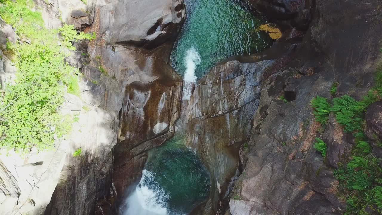 无人机拍摄的峡谷瀑布视频素材