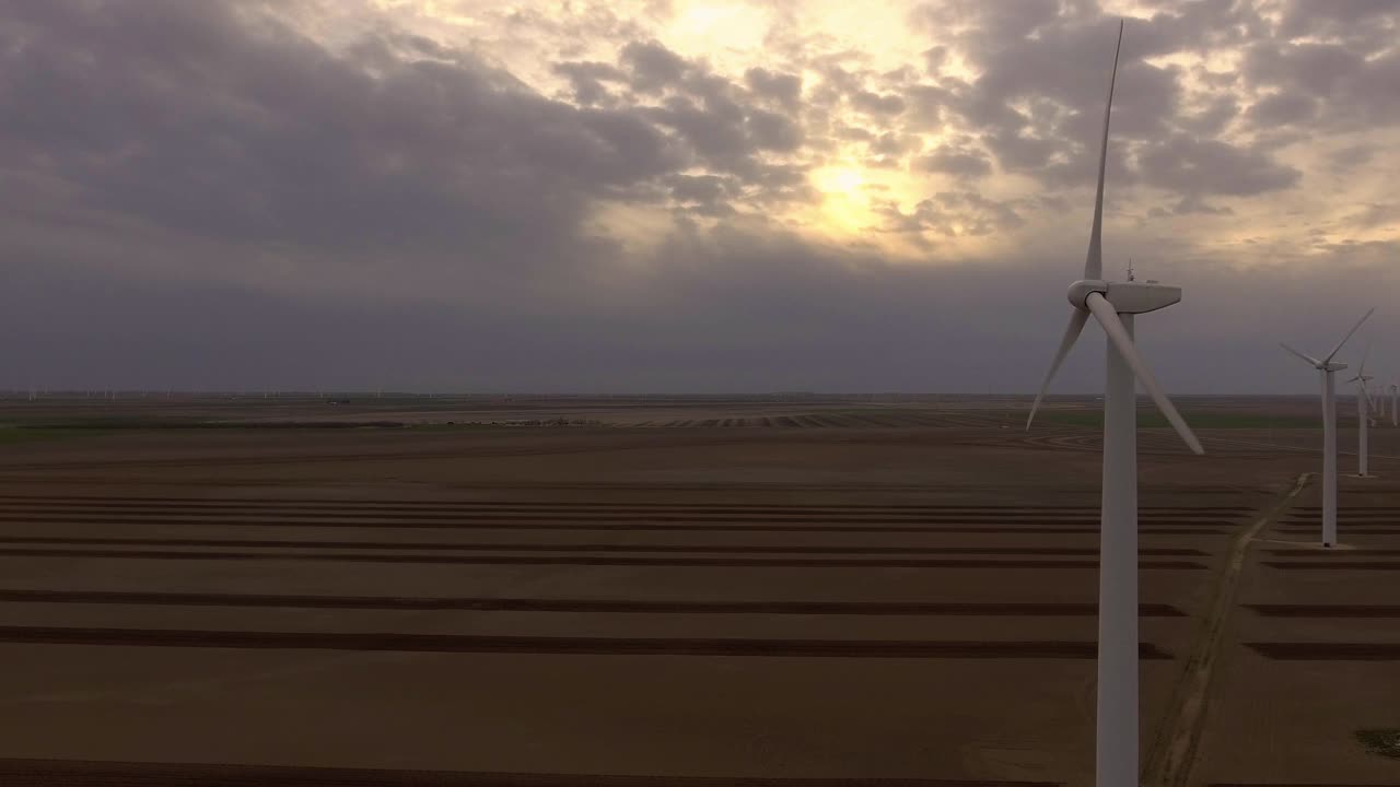 美国德克萨斯州斯奈德，日落时的风力涡轮机视频下载
