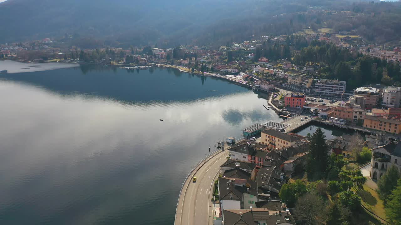 无人机拍摄的一个城市在湖边的山区视频下载