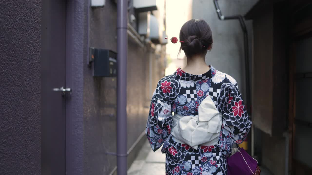 一位日本妇女走在一条狭窄的小径上视频素材