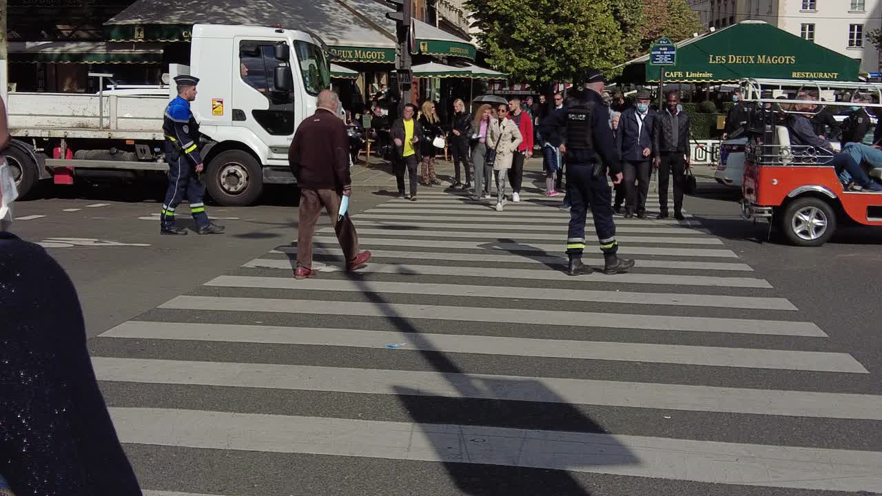 在巴黎，人们穿过人行横道视频下载