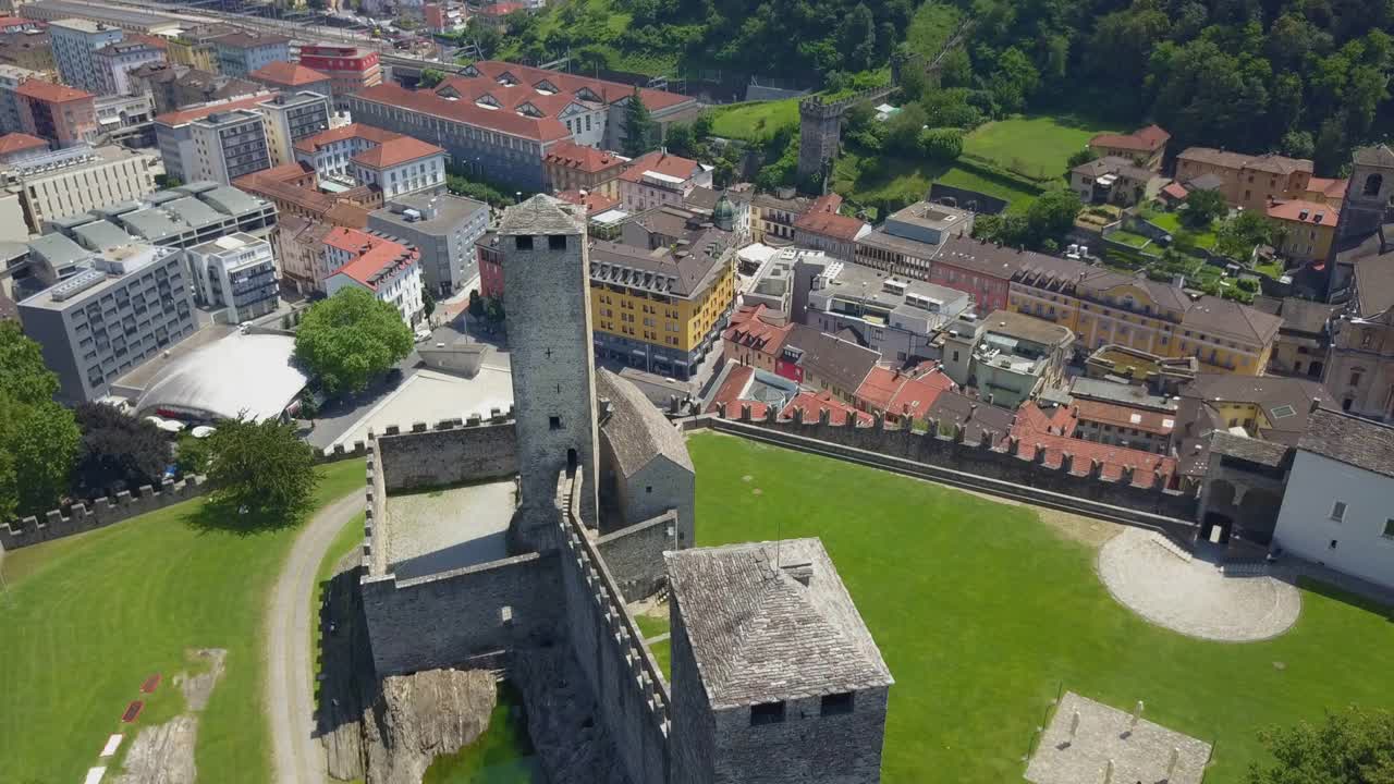 无人机在阳光明媚的日子拍摄了一座山城的城堡视频下载