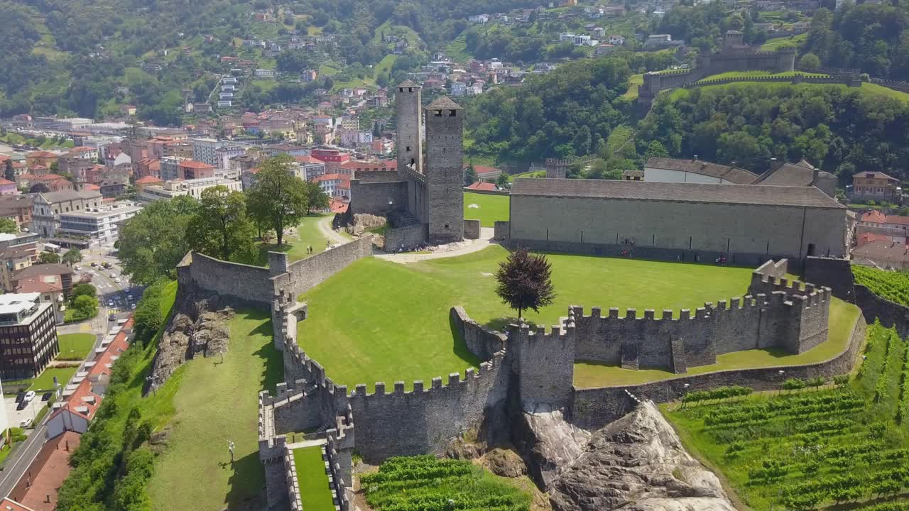 无人机在阳光明媚的日子拍摄了一座山城的城堡视频下载
