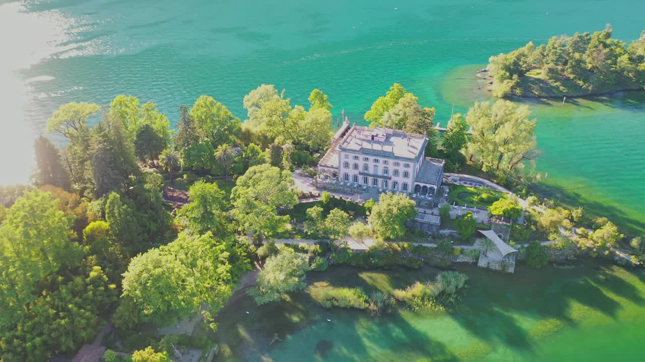无人机拍摄的一个小岛在一个阳光明媚的日子，碧蓝的水视频下载