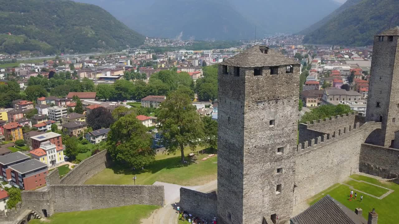 无人机拍摄了一座历史悠久的山城视频下载