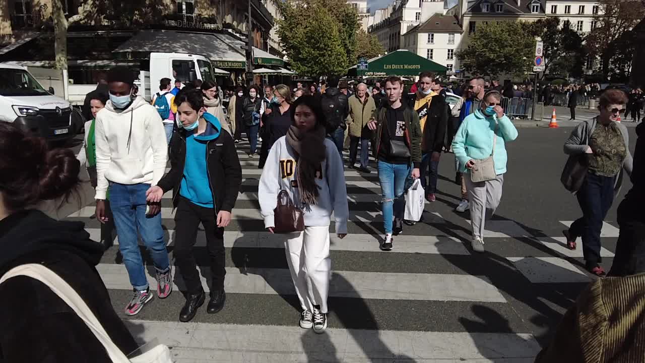 在巴黎，人们穿过人行横道视频素材