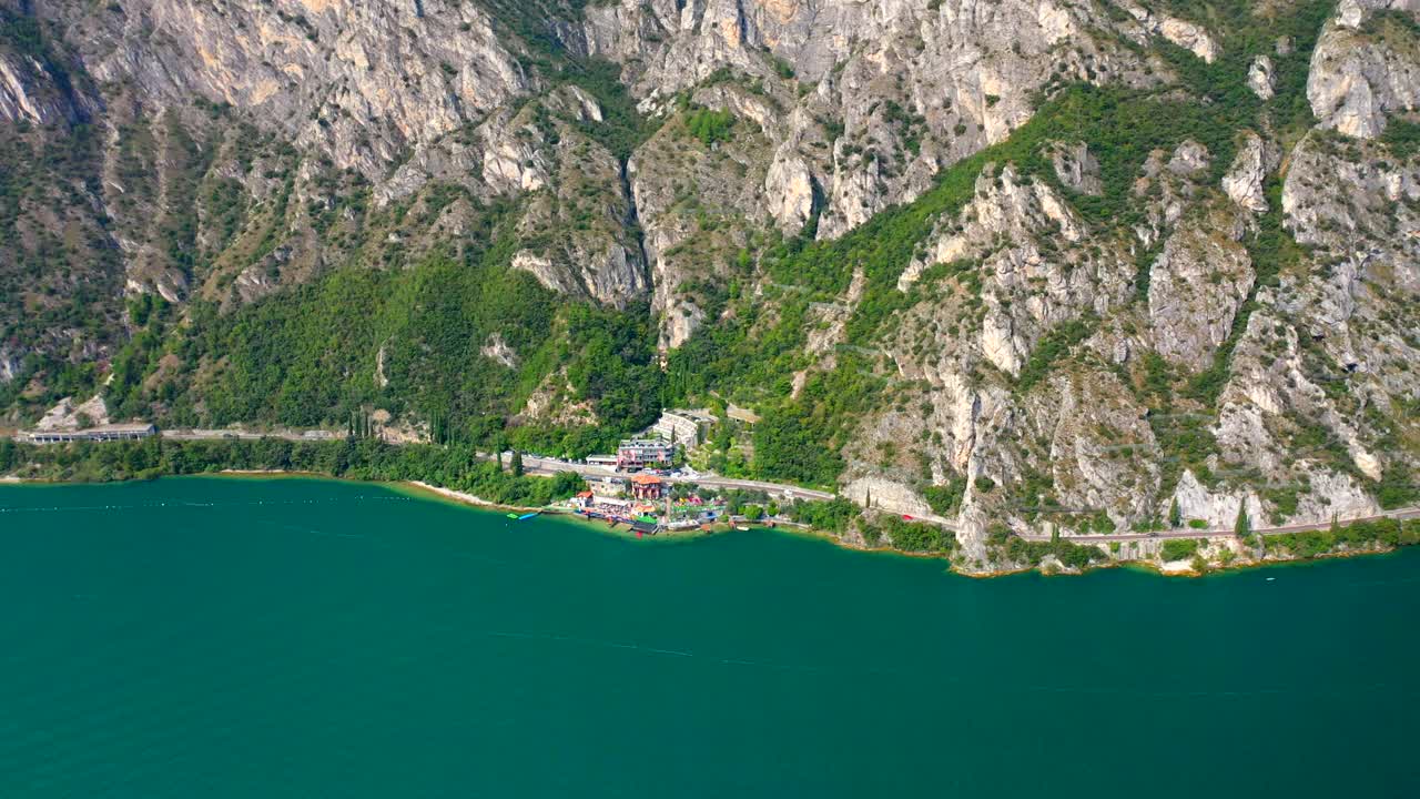 无人机拍摄的湖边度假胜地在山区视频素材