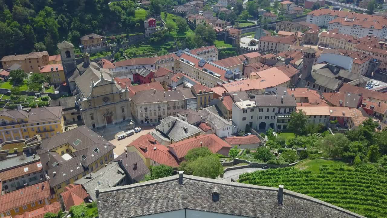 无人机拍摄了一座历史悠久的山城视频下载