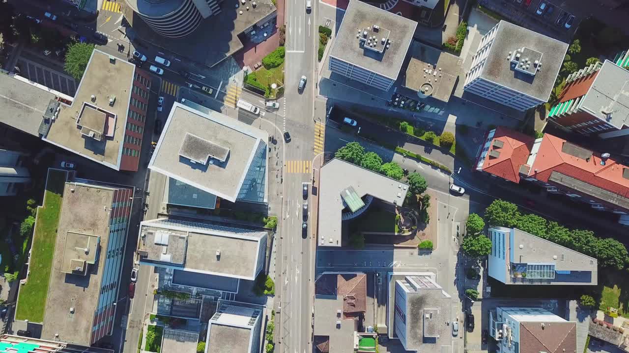 无人机在一个阳光明媚的日子拍摄了一个小城市的交通视频下载