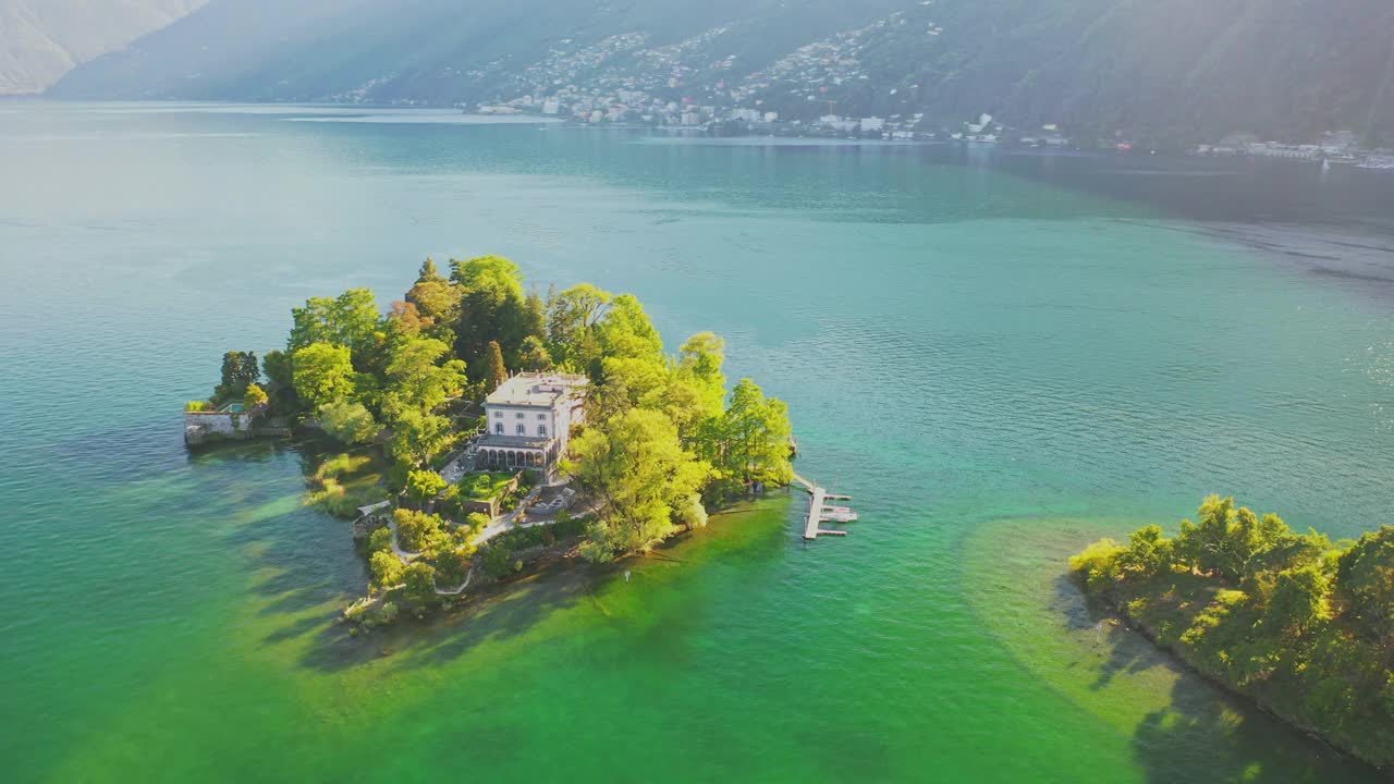 无人机拍摄的一个小岛在一个阳光明媚的日子，碧蓝的水视频下载