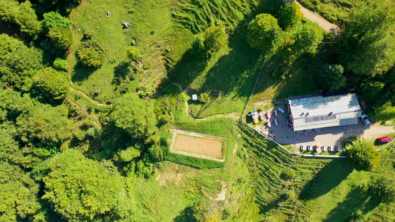 无人机拍摄的山上长满草的小农场视频下载