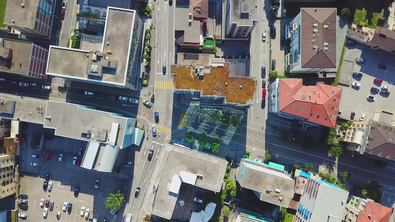 无人机在一个阳光明媚的日子拍摄了一个小城市的交通视频下载