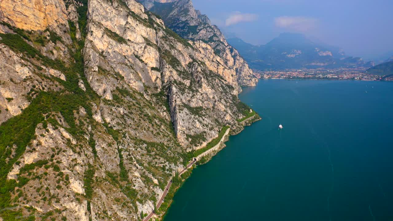 无人机拍摄的山间湖泊上的小船视频下载