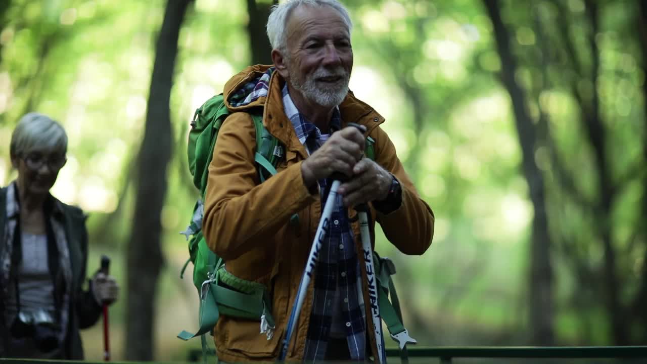 老人在树林里徒步旅行视频下载