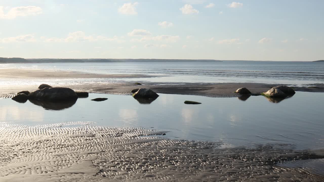 沙滩上海床上露出水面的大石头视频素材