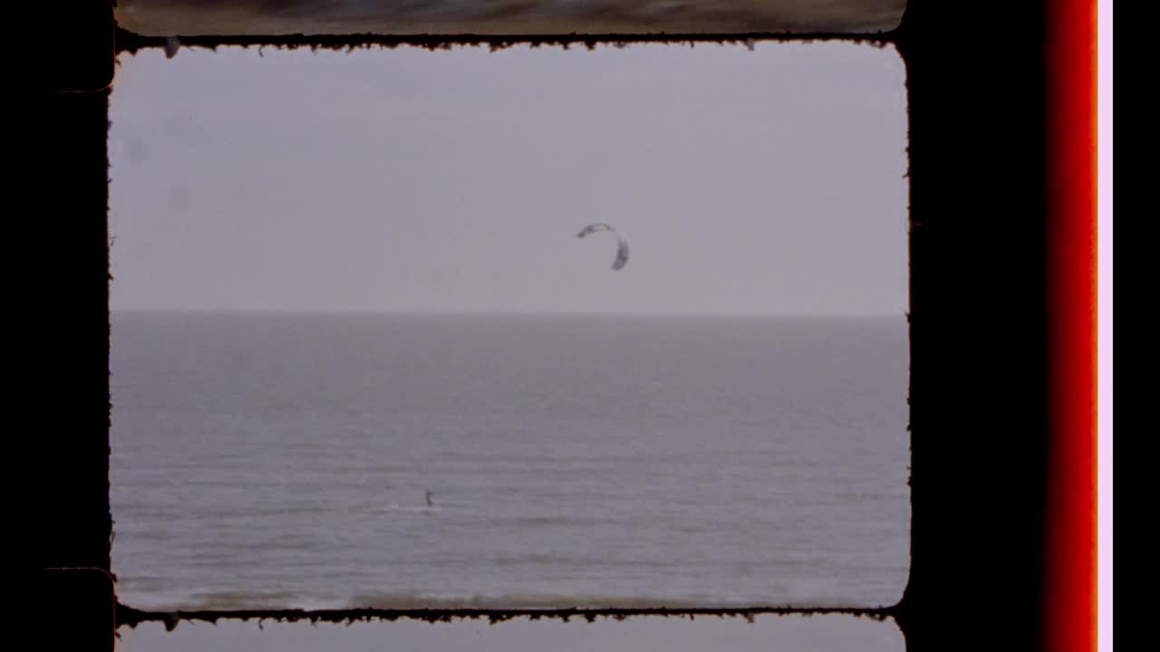 男人在海上玩风筝冲浪视频下载