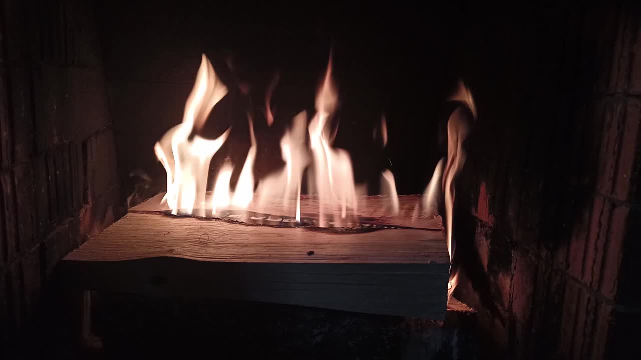 舒适放松的壁炉。近距离燃烧桦木柴火。温暖的夜晚视频素材