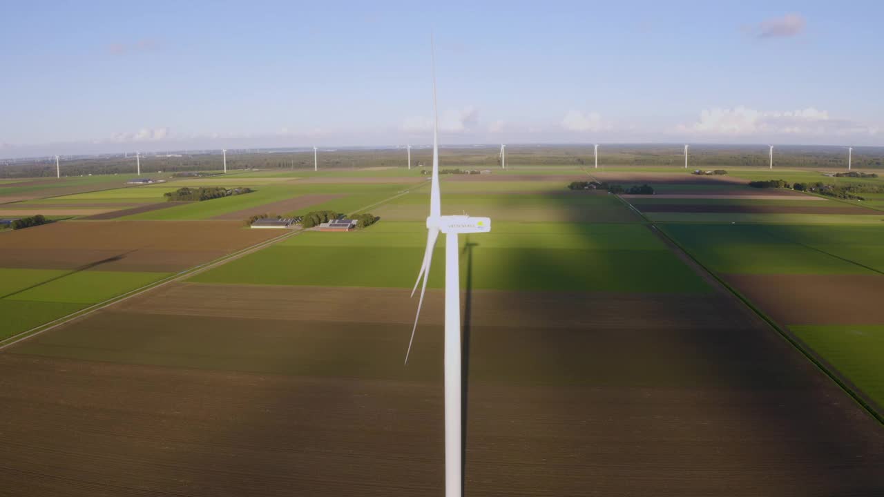农业地区风力涡轮机的航拍片段视频素材