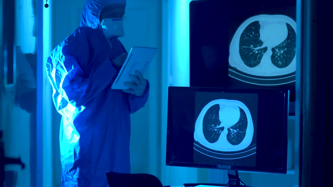放射科门诊放射科医师检查患者胸部CT图像的4K视频视频下载