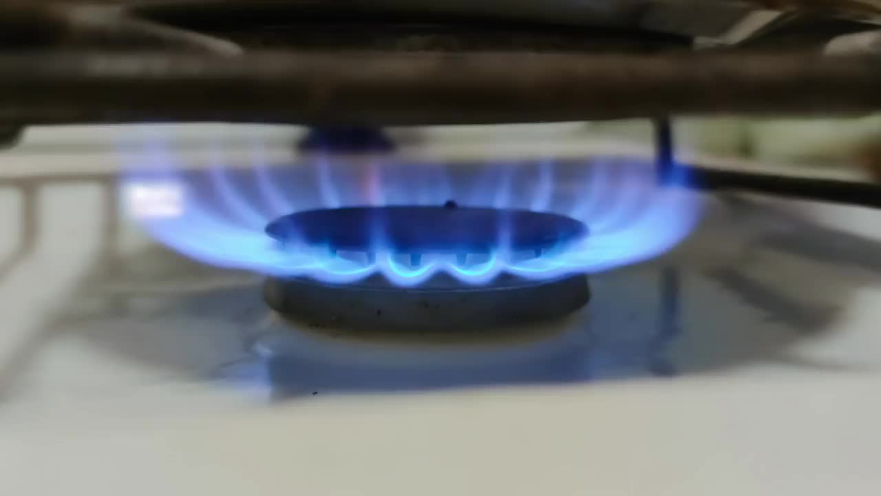 家庭厨房煤气炉火焰侧面图视频素材