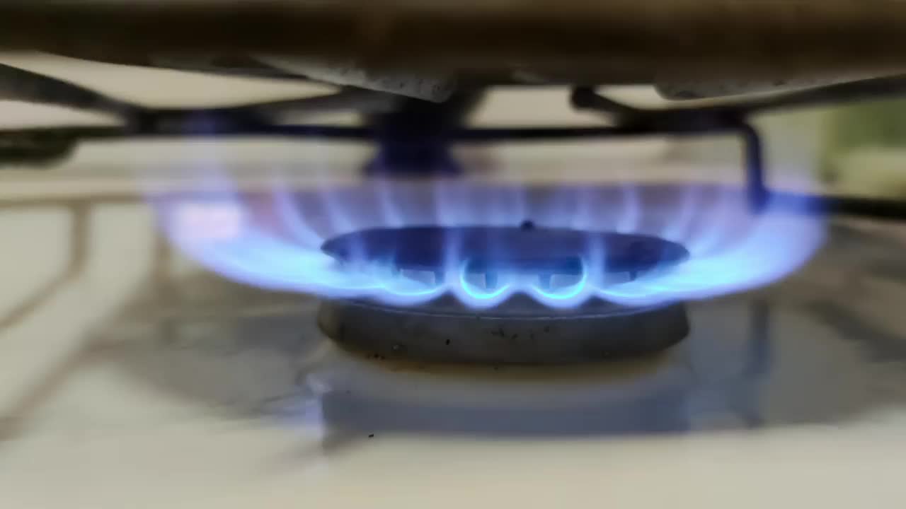 家庭厨房煤气炉火焰侧面图视频素材