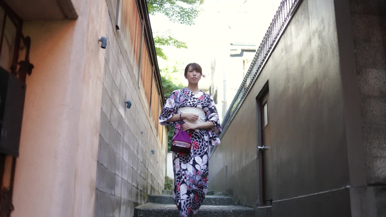 一名日本女子走下狭窄小径的台阶视频素材