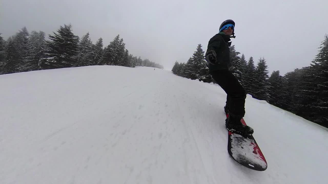 在多雾的山上滑雪视频下载