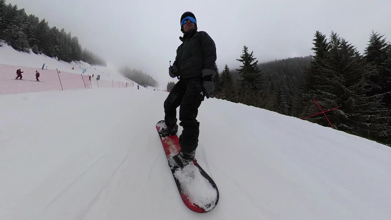 在多雾的山上滑雪视频下载