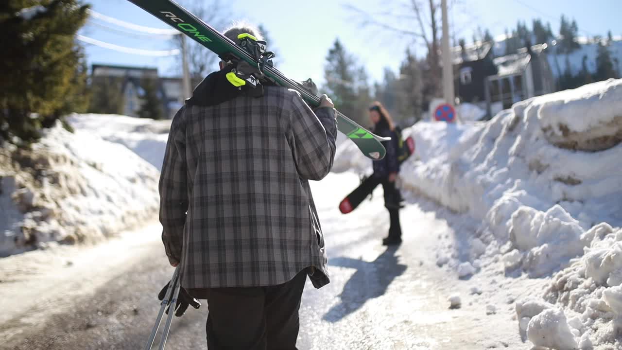 人们走向滑雪道视频素材