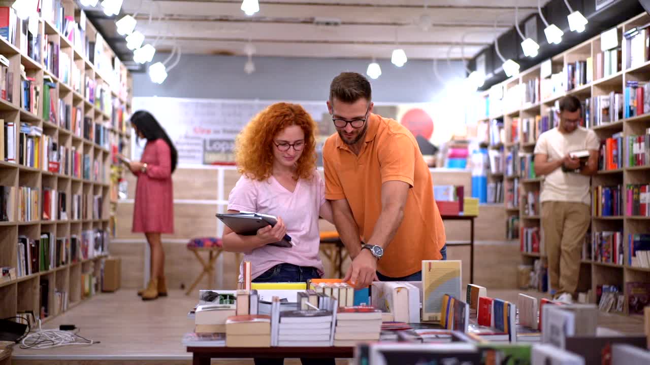 好奇的年轻夫妇在现代书店，为他们挑选书籍视频素材