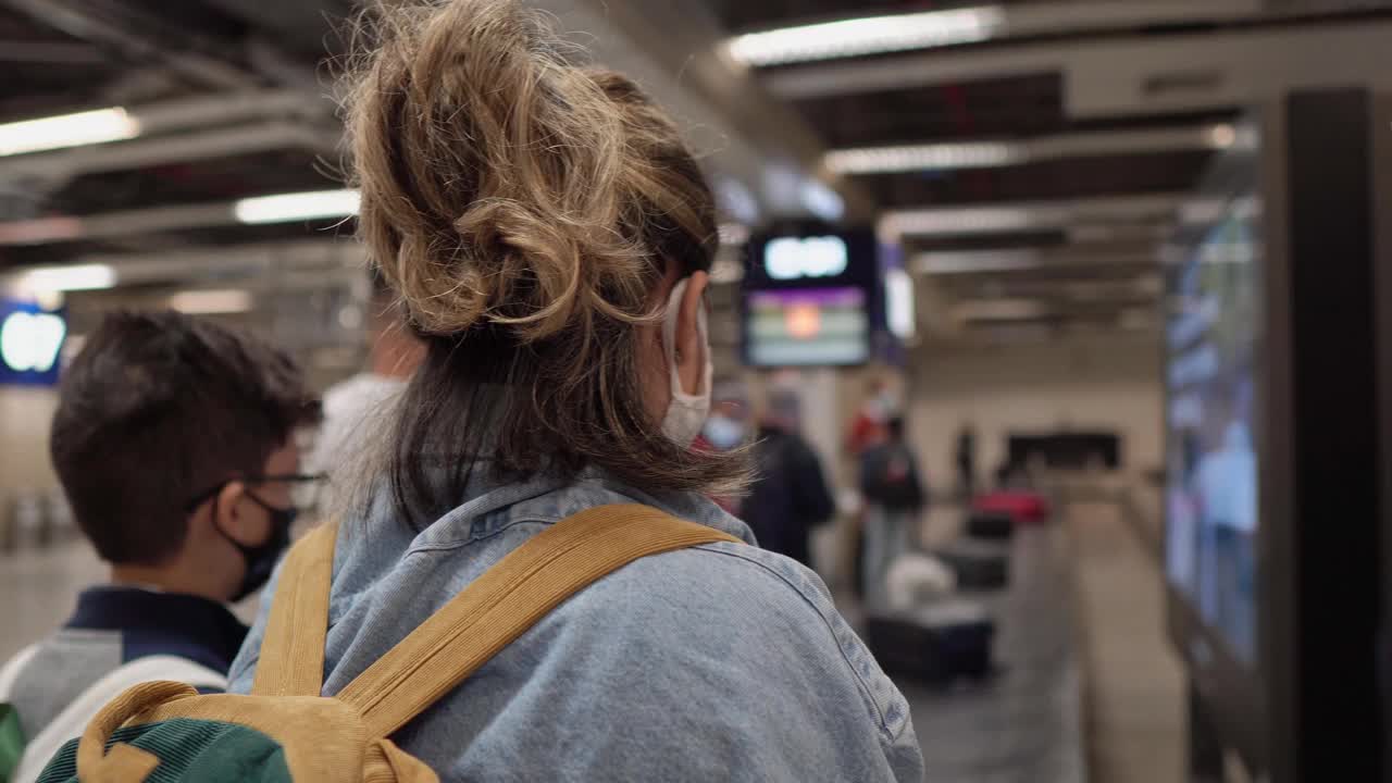 在机场等行李的游客视频素材