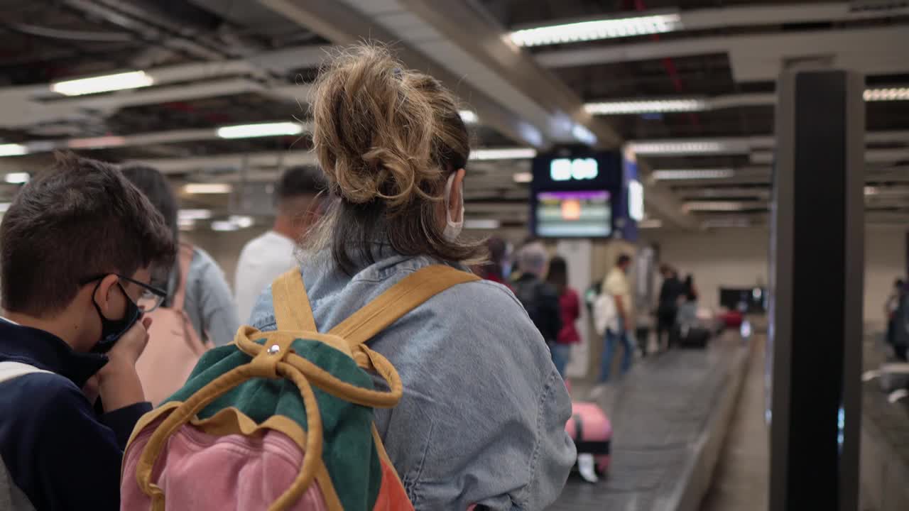 在机场等行李的游客视频下载