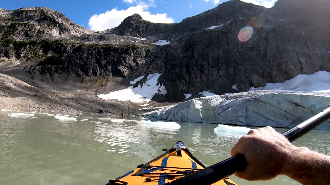 男性皮划艇运动员在夏季旅行练习单人隔离视频素材