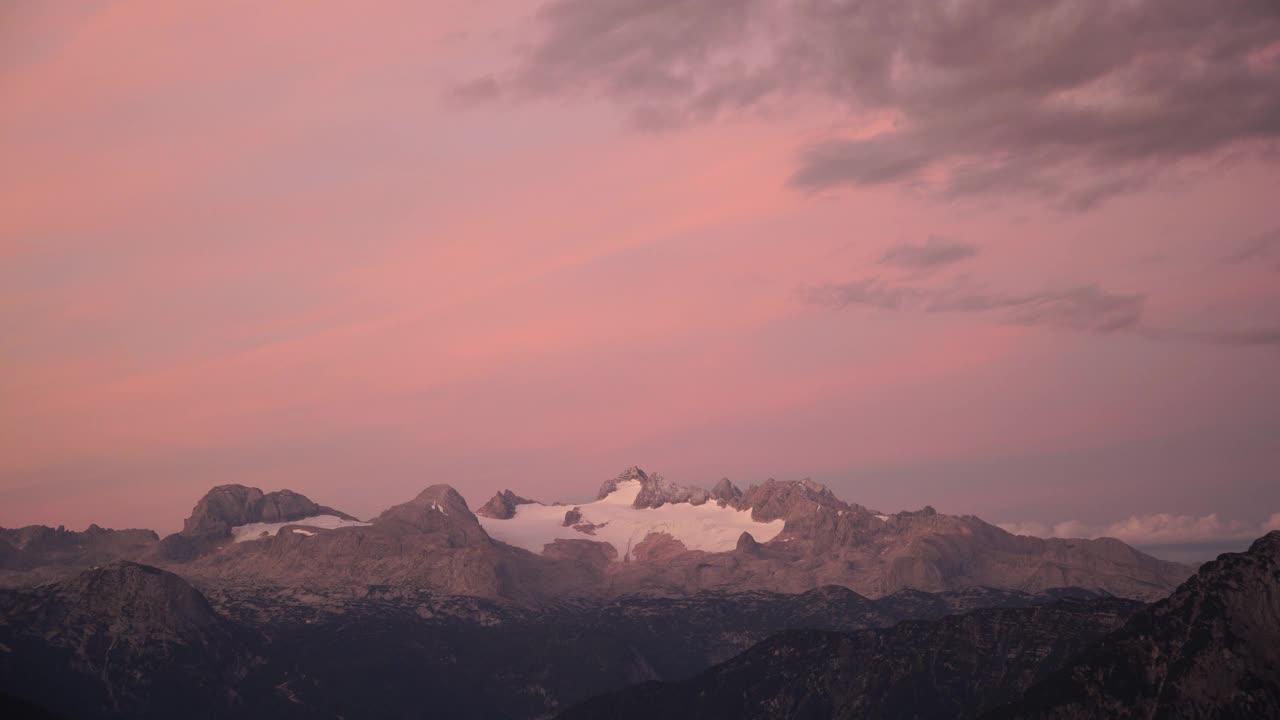 秋天，达赫斯坦山丘上粉红色的日落视频素材