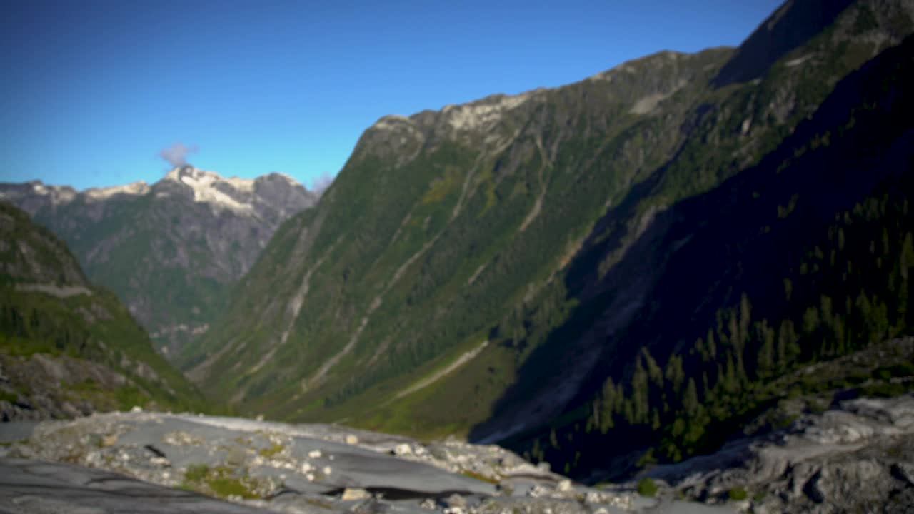 独自一人在加拿大落基山脉徒步旅行的女性视频素材