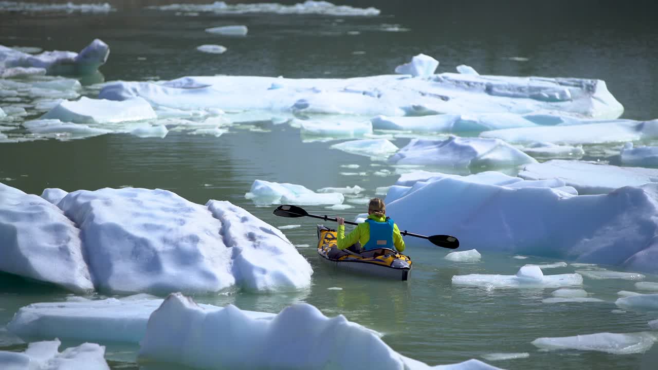 大不列颠哥伦比亚,冒险,皮划艇,冰山视频素材