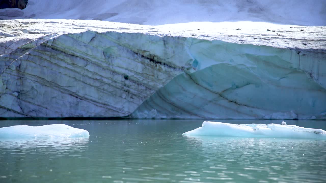 年轻的女性划桨充气皮艇冰山湖加拿大视频素材