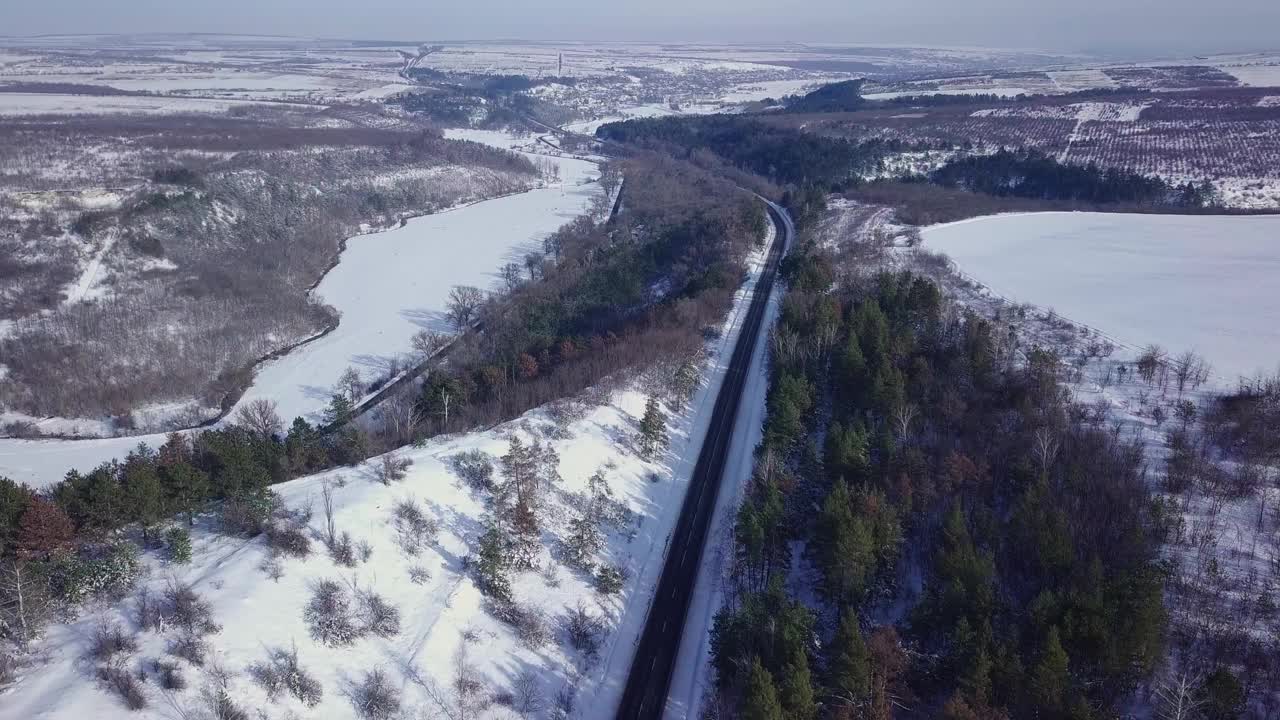 以上是公路在冬季的景象。无人机在高速公路上飞行。视频素材